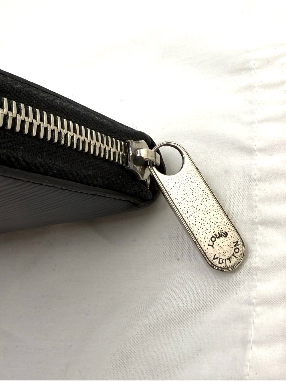 AUTHENTIC Louis Vuitton wallet. Black. - Picture 8 of 15